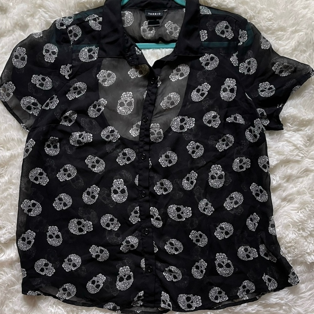 Torrid Skull Print Blouse Black Sheer Button Up Keyhole Back Whimsigoth Large - Picture 8 of 10